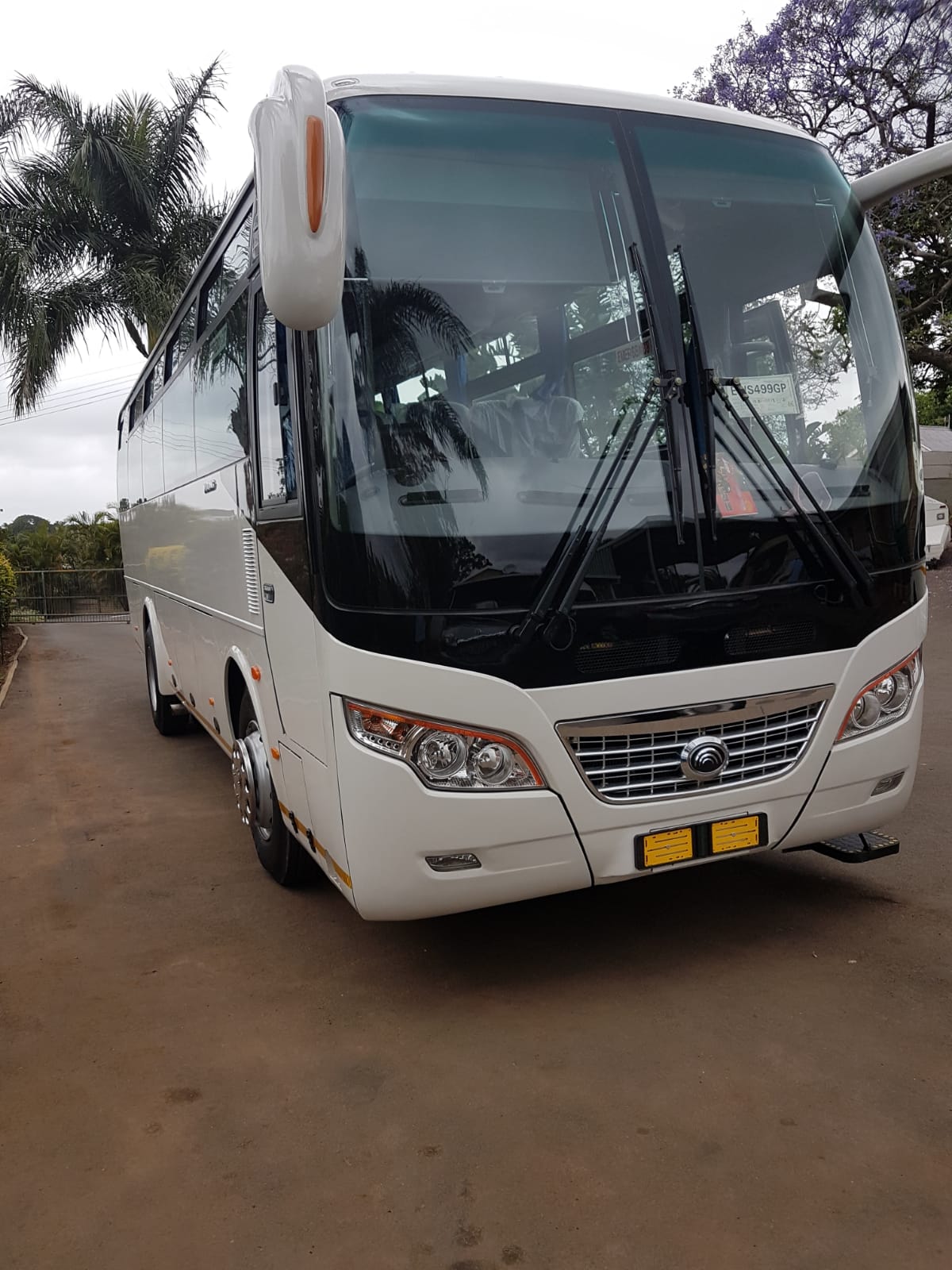 R9 Yutong Full Luxury 28 Seater Full Luxury